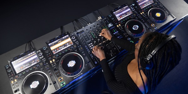 Descubre la Revolucionaria Pioneer DJ DJM-A9: La Mesa de Mezclas Definitiva para Discotecas